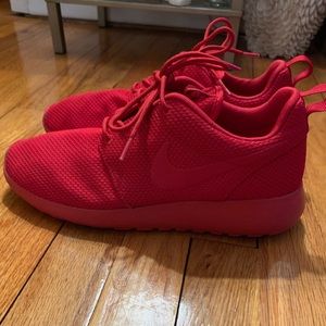 Nike triple red Roshe